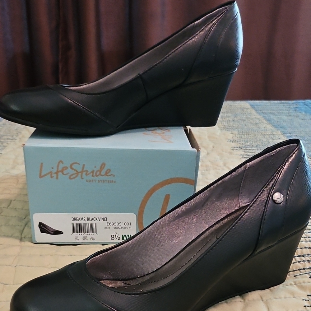 Life Stride Black Wedge Pumps Sleek and Versatile
